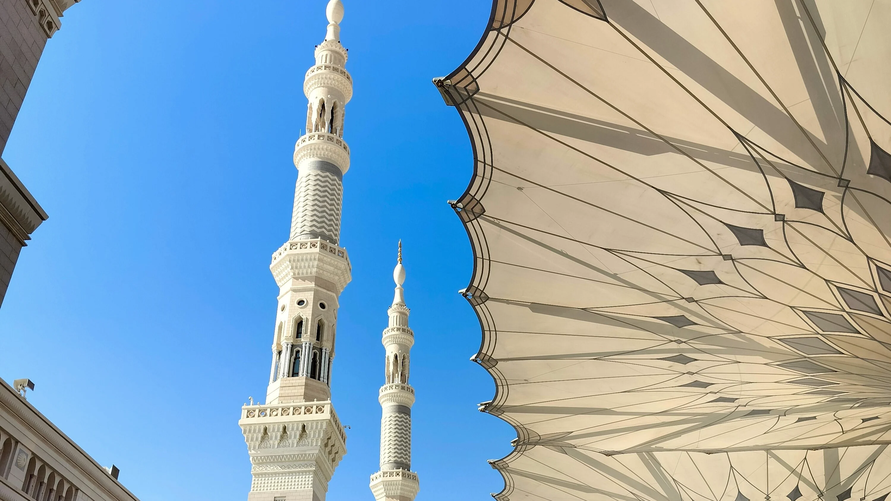 مآذن المسجد النبوي ومظلات ساحاته في المدينة المنورة